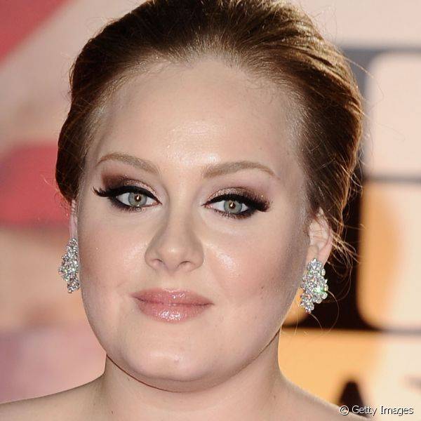 No BRIT Awards de 2011, Adele saiu do tradicional e usou a sombra marrom para fazer o puxadinho do delineado gatinho (Foto: Getty Images)